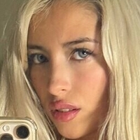 Аврил Нилс Голая