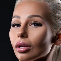 Никола Рихова Голая
